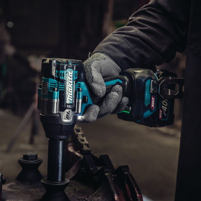 Makita GWT07D 40V Max XGT 6-11/16" Cordless 4‑Speed Mid‑Torque Drive Impact Wrench Kit with Friction Ring Anvil (2.5Ah)